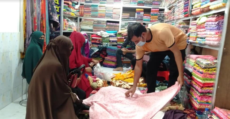 দেবীদ্বারে ঈদ কেনাকাটায় ব্যস্ত ক্রেতারা