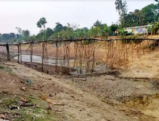 আত্রাইয়ে একটি ব্রিজের অভাবে হাজার হাজার মানুষ দুর্ভোগের শিকার