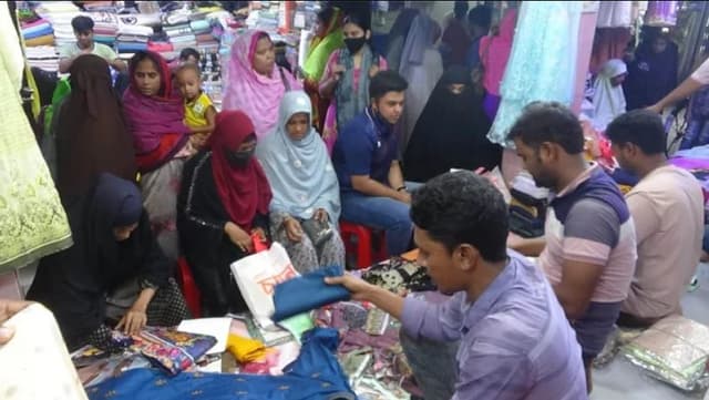 শেষদিকে জমে উঠেছে ঈদ বাজার