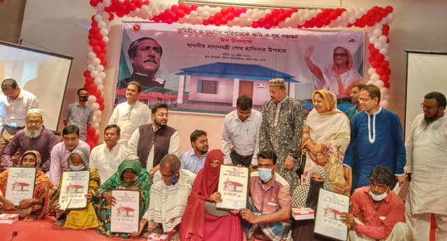 ঘর পেয়ে হাসি ফুটলো নওগাঁর ৫৪০ পরিবারে