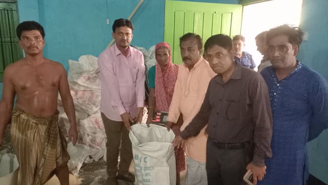 উজানচর ইউনিয়ন পরিষদে ভিজিএফ'র চাউল বিতরণ