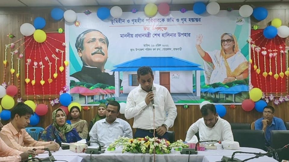 ঈদ উপহার হিসাবে গোয়ালন্দে ৫০ ভূমি ও গৃহহীন পরিবার পেলেন স্বপ্নের নীড়