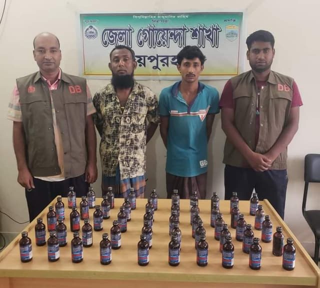 জয়পুরহাটে ফেন্সিডিলসহ ২ মাদক ব্যবসায়ী গ্রেফতার