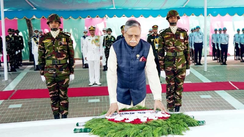 টুঙ্গিপাড়ায় বঙ্গবন্ধুর সমাধিতে রাষ্ট্রপতির শ্রদ্ধা