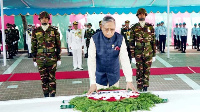 টুঙ্গিপাড়ায় বঙ্গবন্ধুর সমাধিতে রাষ্ট্রপতির শ্রদ্ধা