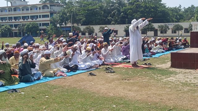 মির্জাগঞ্জে বৃষ্টি প্রার্থনায় বিশেষ নামাজ আদায়