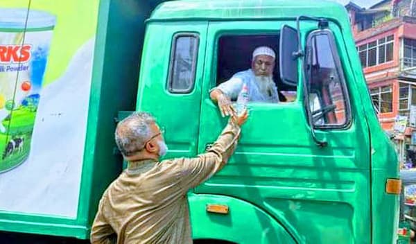 দেবীদ্বারে দাবদাহে তৃষ্ণার্তদের হাতে পানি তুলে দিলেন এসএসসি ৯৩ শিক্ষার্থীরা