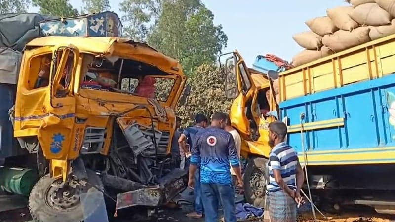 ঘোড়াঘাটে দুই ট্রাকের মুখোমুখি সংঘর্ষ, নিহত ২