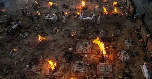 চিতায় ফুরিয়েছে কাঠ, কবরস্থানেও নেই জায়গা