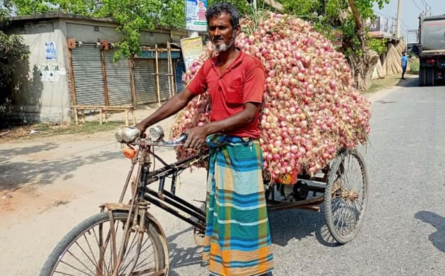 গোয়ালন্দে তীব্র গরমে জনজীবন অতিষ্ঠ