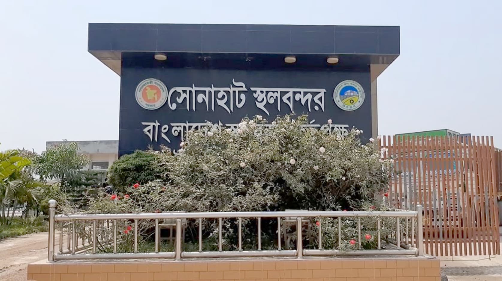 স্বাস্থ্যবিধির বালাই নেই সোনাহাট স্থলবন্দরে
