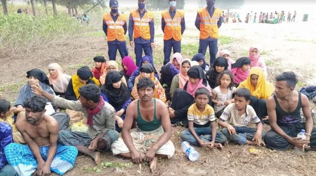 টেকনাফে মালয়েশিয়াগামী ৩০ রোহিঙ্গা উদ্ধার, ট্রলার জব্দ