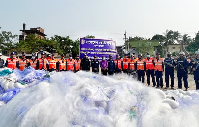 কোস্টগার্ডের অভিযানে ৭০ কোটি টাকা মূল্যের কারেন্ট জাল জব্দ