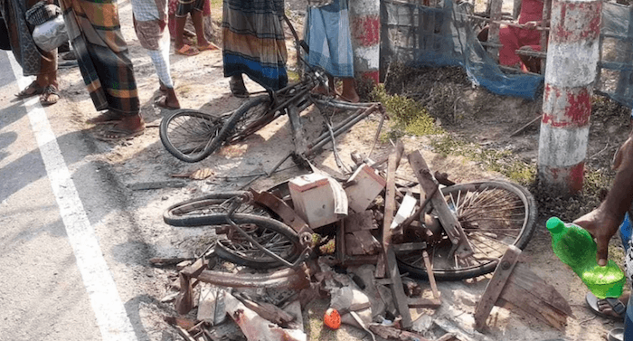 ভ্যানের সঙ্গে ট্রাকের সংঘর্ষে ঝরলো ৩ প্রাণ