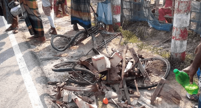 ভ্যানের সঙ্গে ট্রাকের সংঘর্ষে ঝরলো ৩ প্রাণ