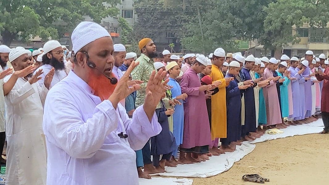 ঠাকুরগাঁওয়ে বৃষ্টি চেয়ে ইসতিসখার জামাতে হাজারো মানুষ