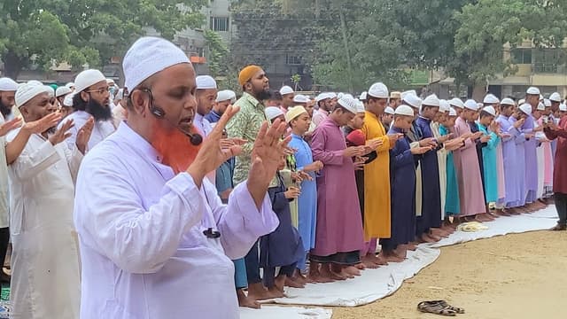 ঠাকুরগাঁওয়ে বৃষ্টি চেয়ে ইসতিসখার জামাতে হাজারো মানুষ