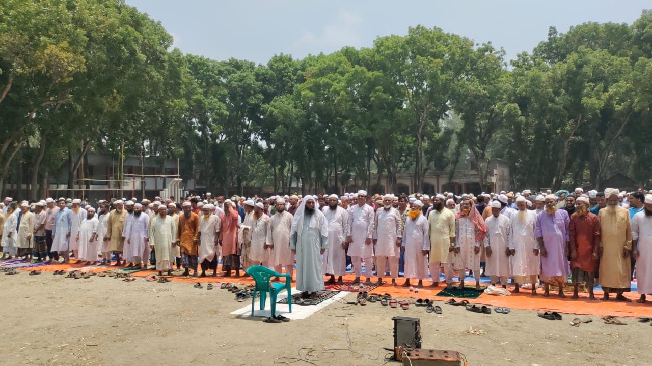 ভূঞাপুরে বৃষ্টির জন্য খোলা আকাশের নিচে নামাজ আদায়