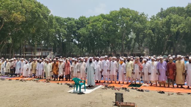 ভূঞাপুরে বৃষ্টির জন্য খোলা আকাশের নিচে নামাজ আদায়