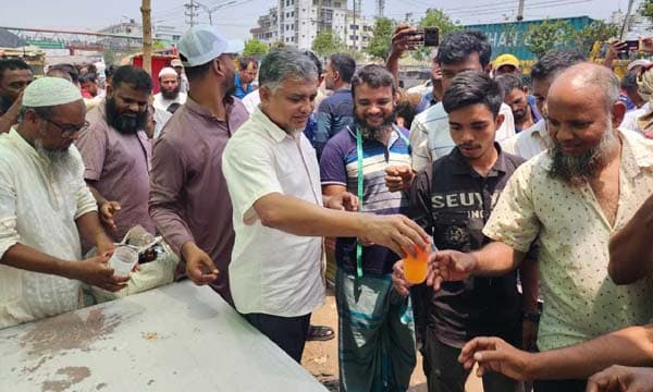 আশুলিয়ায় রেকর্ড তাপমাত্রায় শ্রমিক নেতার শরবত বিতরণ