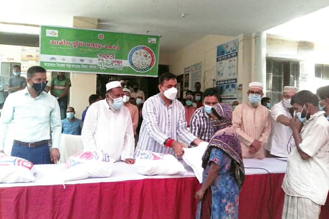 হিজলায় জাতীয় পুষ্টি সপ্তাহ উপলক্ষ্যে ত্রাণ বিতরণ