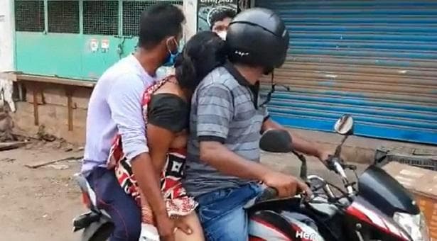 মায়ের মরদেহ মোটরসাইকেলে নিয়ে শ্মশানে গেলেন ছেলে