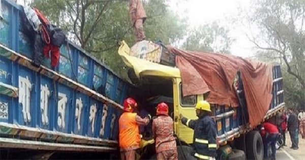 পণ্যবাহী দুই ট্রাকের সংঘর্ষ, ৩ শ্রমিক নিহত