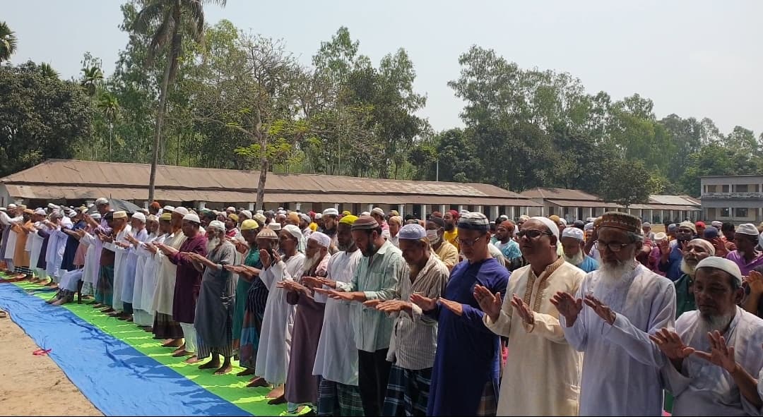 ঠাকুরগাঁও  ইসতিসকার নামাজে  বৃষ্টির জন্য চোখের পানি ফেলে দোয়া