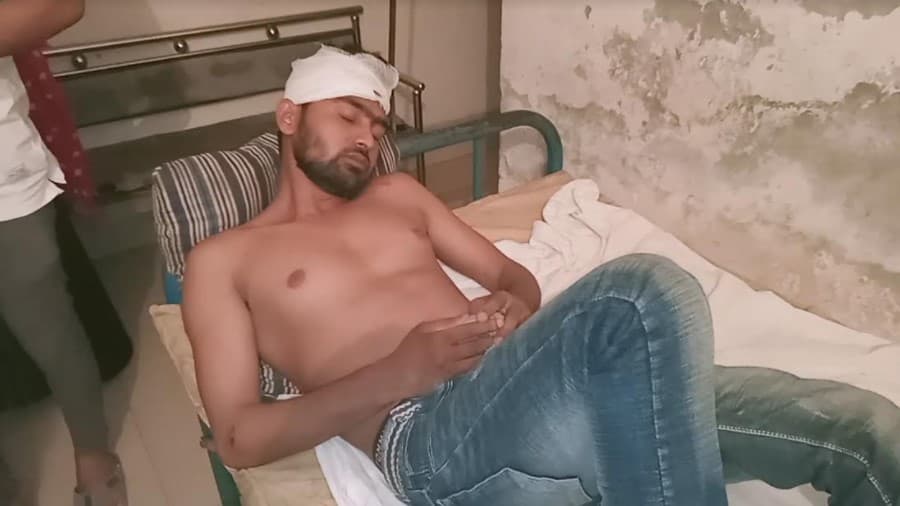 মাইক্রোবাস থেকে চাঁদা না দেয়াকে কেন্দ্র সন্ত্রাসী হামলা; আহত-৭