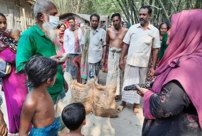 শৈলকুপায় সড়ক দুর্ঘটনায় নিহতদের পরিবারের পাশে জেলা প্রশাসক