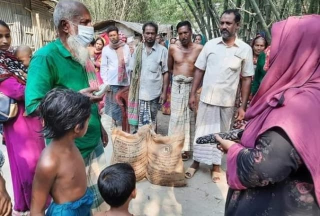শৈলকুপায় সড়ক দুর্ঘটনায় নিহতদের পরিবারের পাশে জেলা প্রশাসক