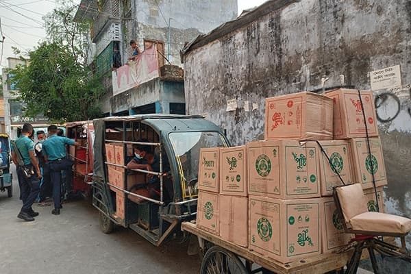 ডিলারের বাড়ি থেকে বিপুল পরিমান টিসিবির পণ্য জব্দ