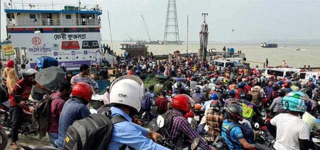 শিমুলিয়া ঘাটে আটকা পাঁচ শতাধিক যানবাহন, ঘরমুখো মানুষের ঢল