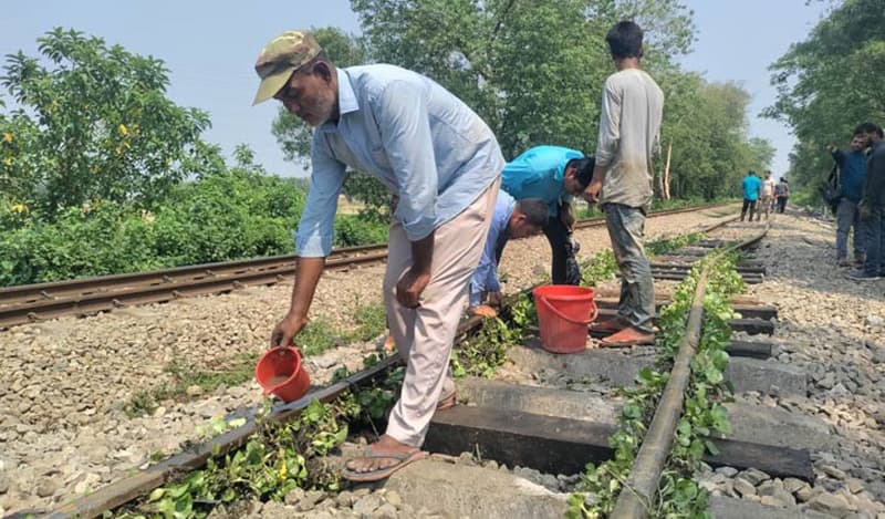 তীব্র গরমে বেঁকে যাচ্ছে রেললাইন, ঢালা হচ্ছে পানি