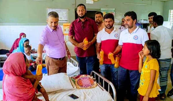 প্রচন্ড দাবদাহে পথচারী ও হাসপাতালে রোগীদের মাঝে ড্রিম বয়েজের শরবত বিতরণ