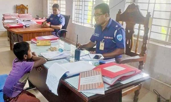 বাবা মায়ের ঝগড়া থামাতে থানায় হাজির শিশু সিয়াম, অত:পর ...