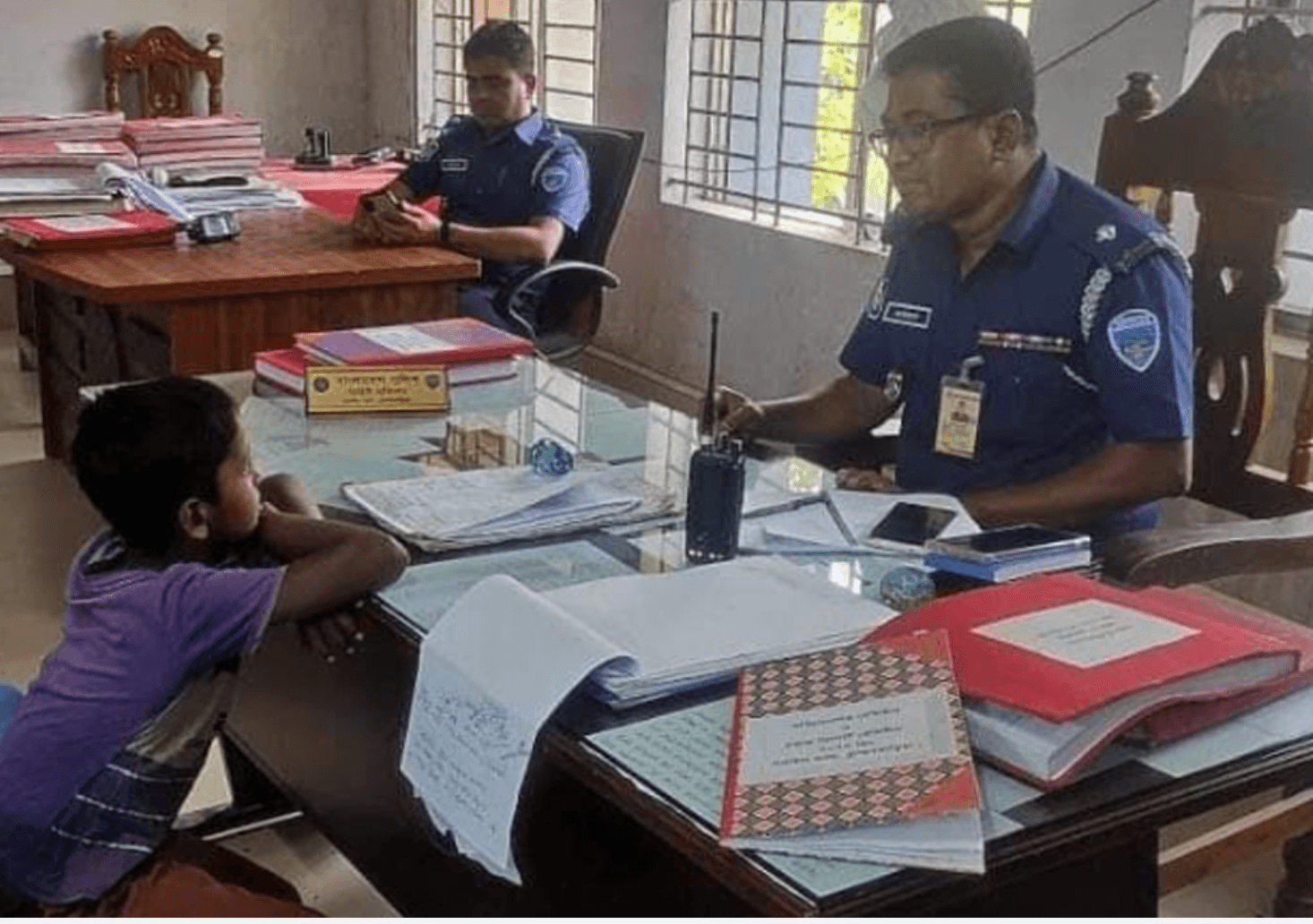 বাবা-মায়ের বিরুদ্ধে অভিযোগ নিয়ে থানায় হাজির শিশু