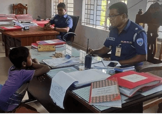 বাবা-মায়ের বিরুদ্ধে অভিযোগ নিয়ে থানায় হাজির শিশু