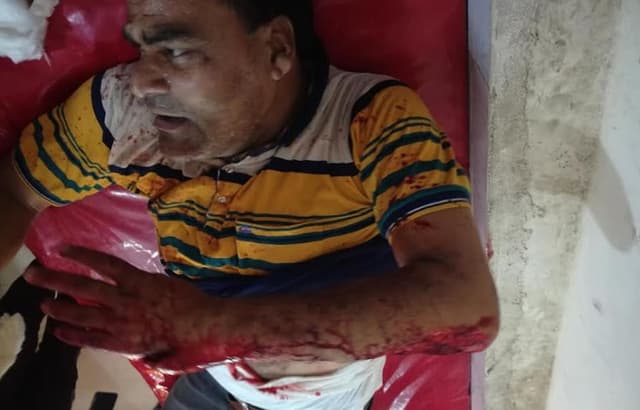 বালিয়াডাঙ্গীতে যুবলীগ নেতাকে কুপিয়ে হত্যাচেষ্টা
