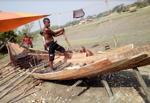 আশাশুনিতে নৌকার কারিগররা ব্যস্ত সময় পার করছে