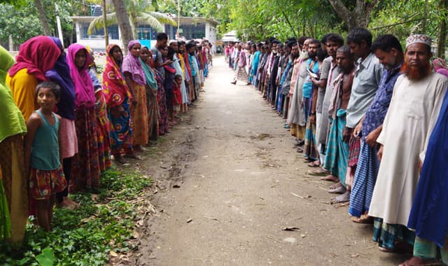 মিথ্যা মামলার প্রতিবাদে পূর্বধলায় এলাকাবাসীর মানববন্ধন