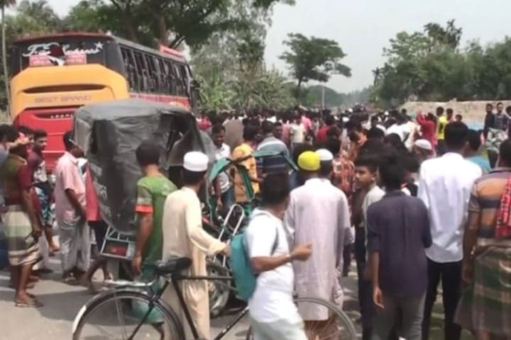 বাস-অটোভ্যানের সংঘর্ষ, স্কুলছাত্রীসহ নিহত ৪