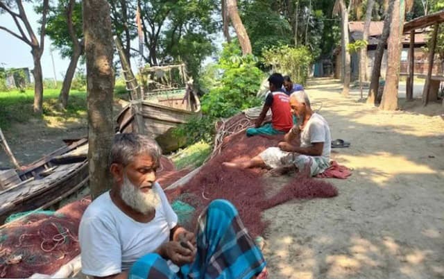 দুই মাসের নিষেধাজ্ঞা শেষে মধ্যরাতে ইলিশ ধরতে নামছেন জেলেরা