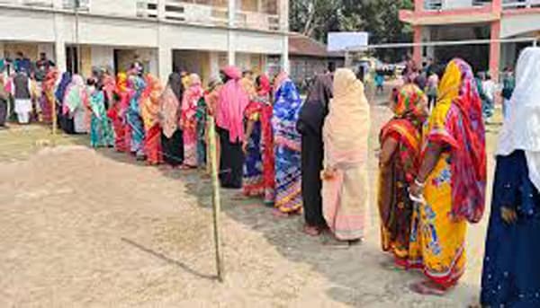 ভোটার উপস্থিতি বাড়াতে লাড্ডু-হীরার আংটিসহ নানা উপহার!