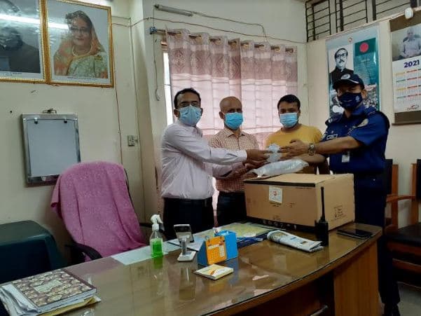 নেছারাবাদে বিভাগীয় কমিশনারের আইভি স্যালাইন প্রদান