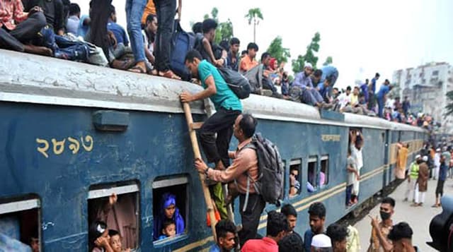 ট্রেনে চড়তে মই ভাড়া ২০ টাকা !