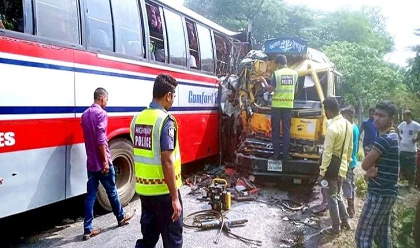 বাগেরহাটে বাস-ট্রাক মুখোমুখি সংঘর্ষে শিশুসহ নিহত ৩