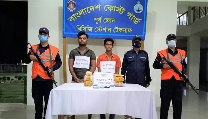 টেকনাফে  ৪২০০০ ইয়াবাসহ দুই পাচারকারি আটক