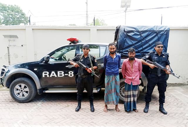 ছাত্রলীগ নেতা হত্যার ক্লুলেস মামলার প্রধান দুই আসামী গ্রেফতার করল র‌্যার-৮