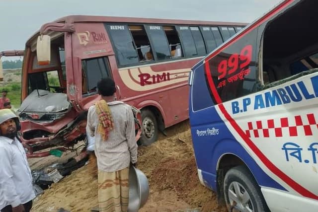 বাস-অ্যাম্বুলেন্স সংঘর্ষে নারীসহ নিহত ৩